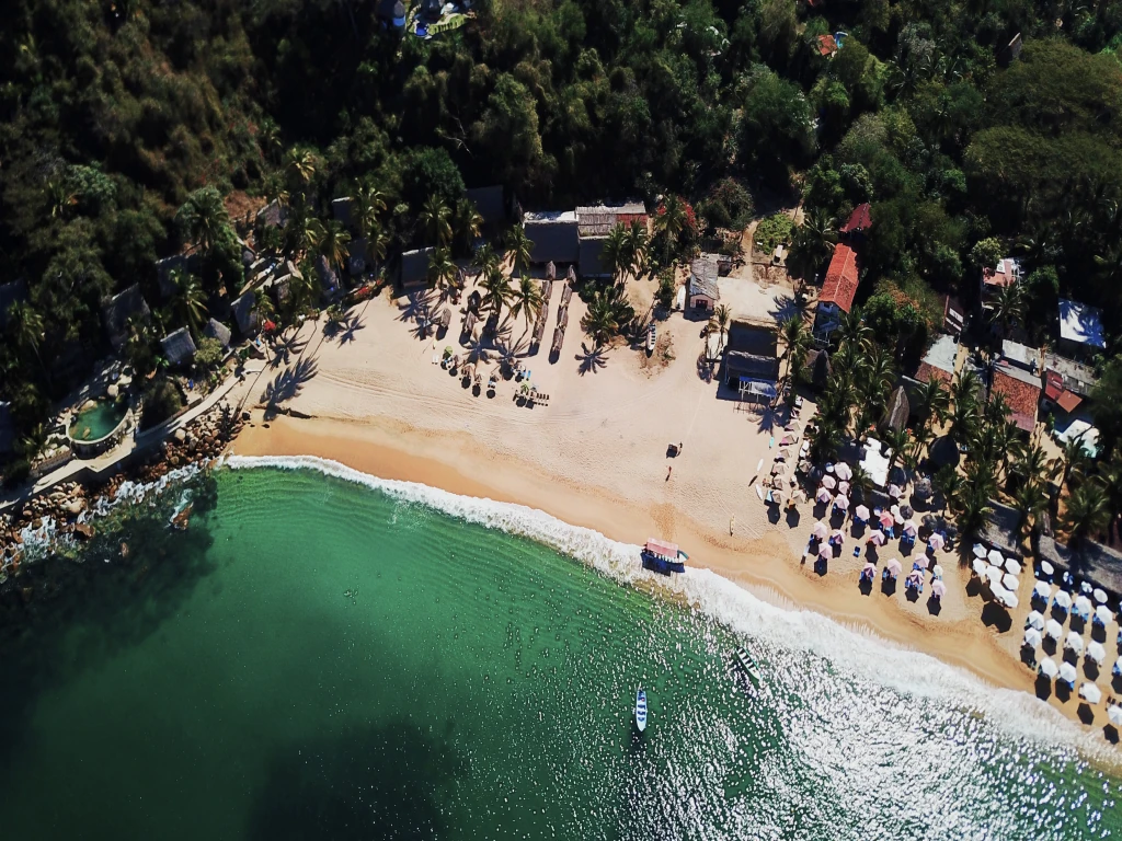 Vista aérea de la playa de Yelapa y los árboles que la rodean