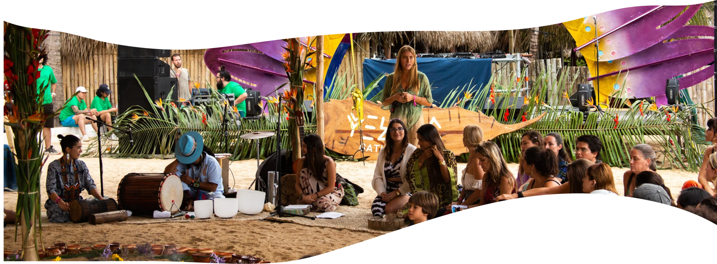 Personas reunidas en un taller comunitario en Yelapa