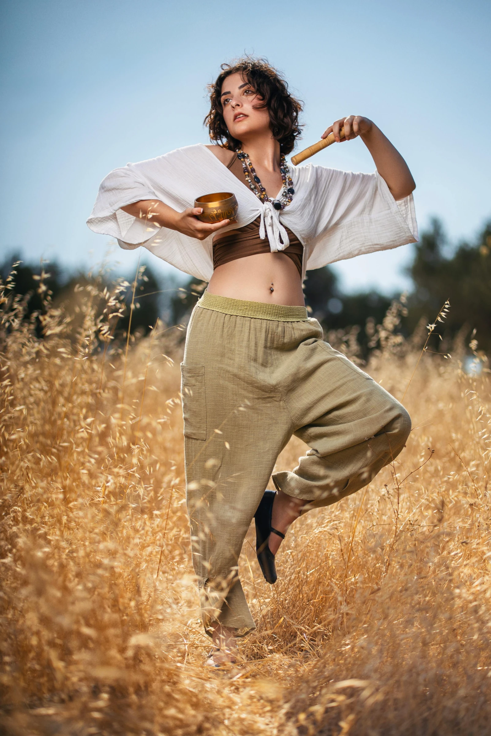 Mujer con un cuenco sonoro al aire libre