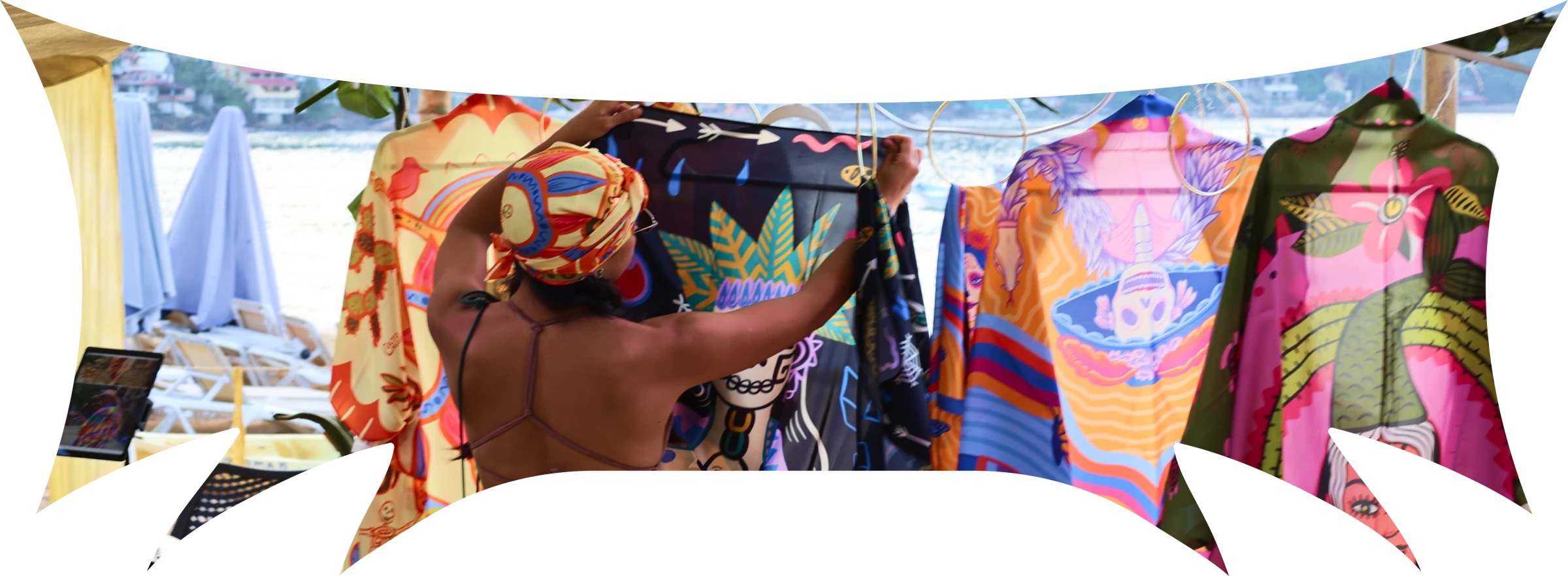 Puesto de ropa colorida frente al mar en Yelapa