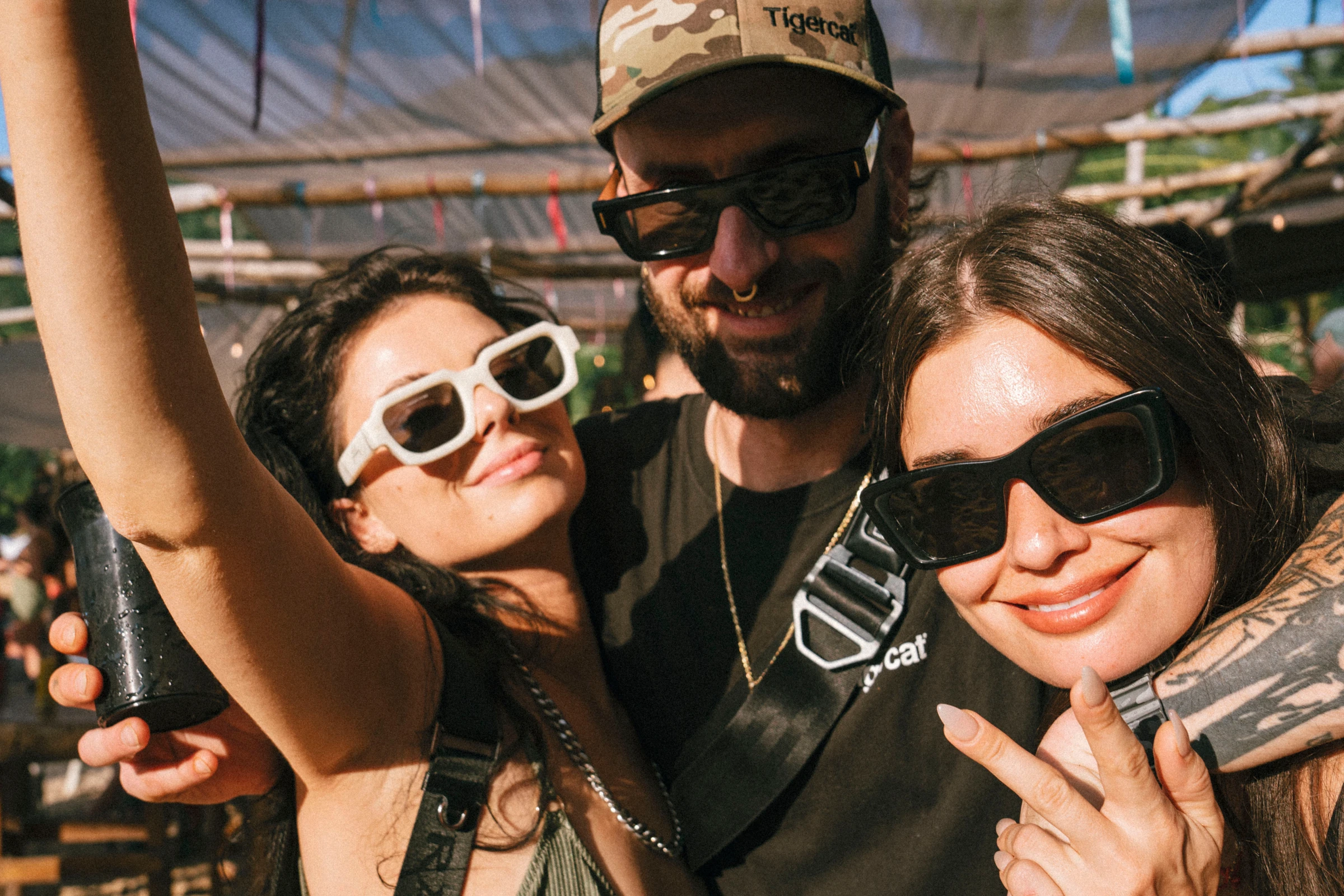 Amigos juntos en el festival