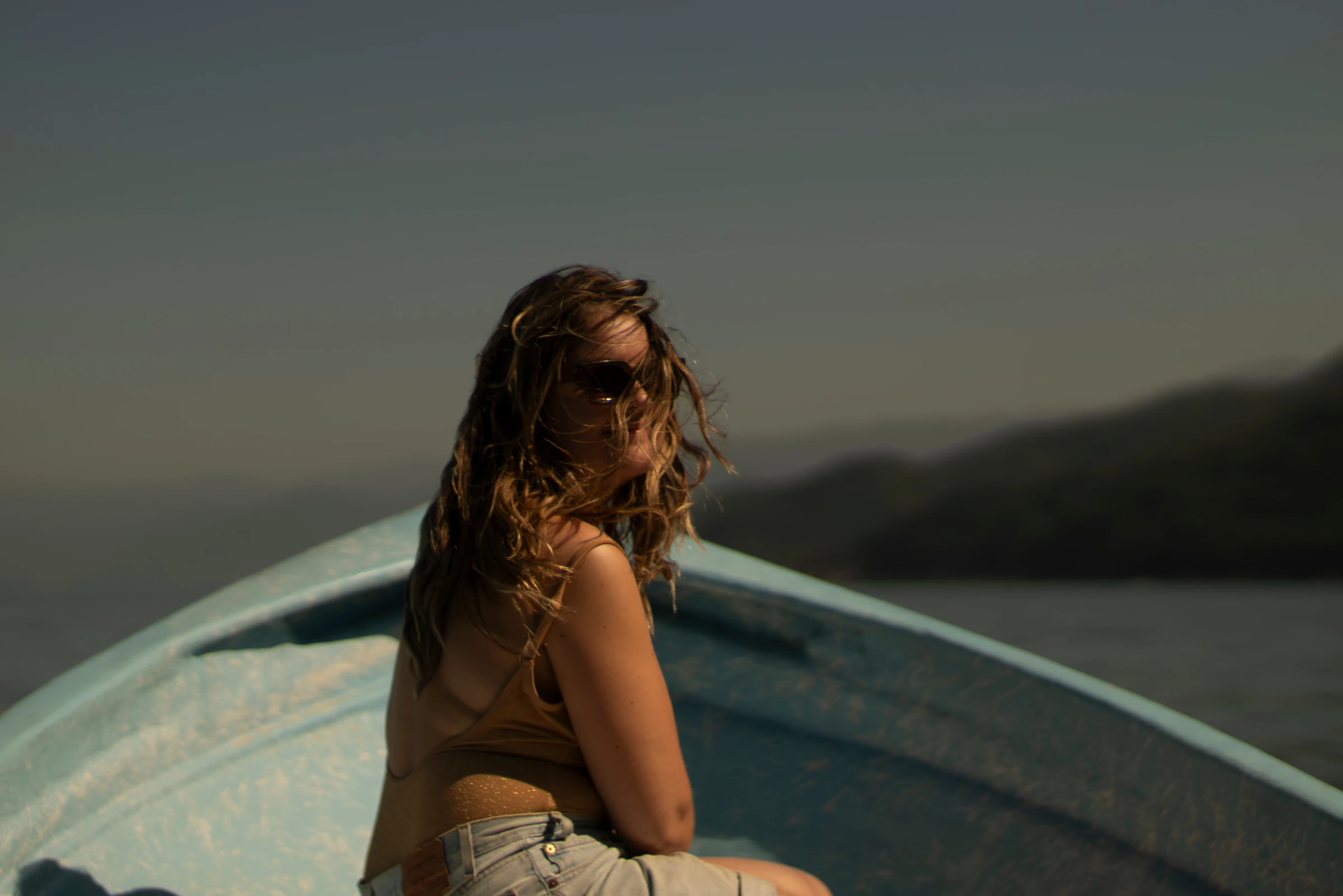 Una mujer viajando en lancha