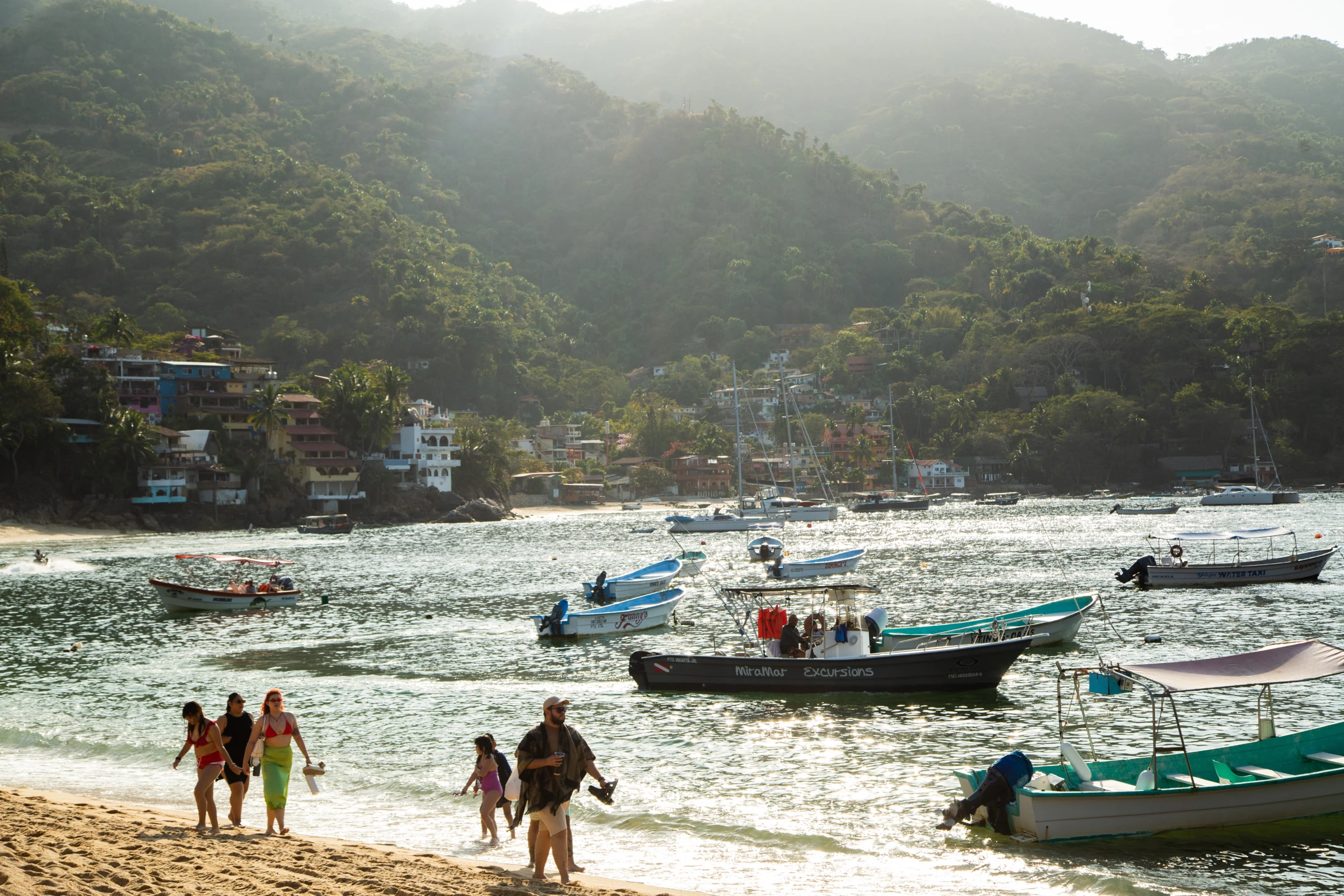 Lanchas junto a la playa de Yelapa