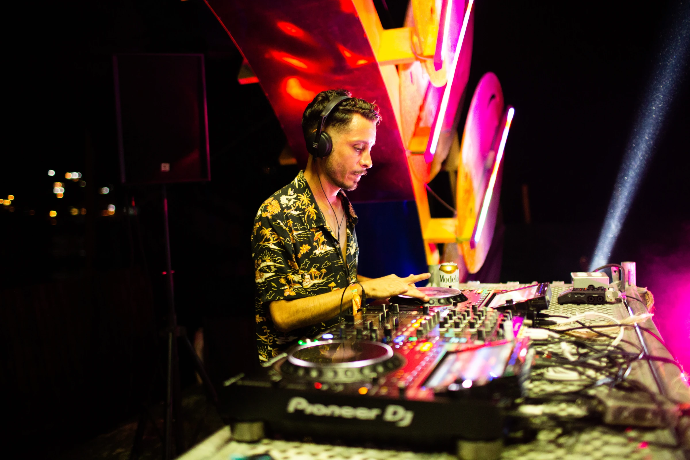 Un DJ tocando con una camisa amarilla