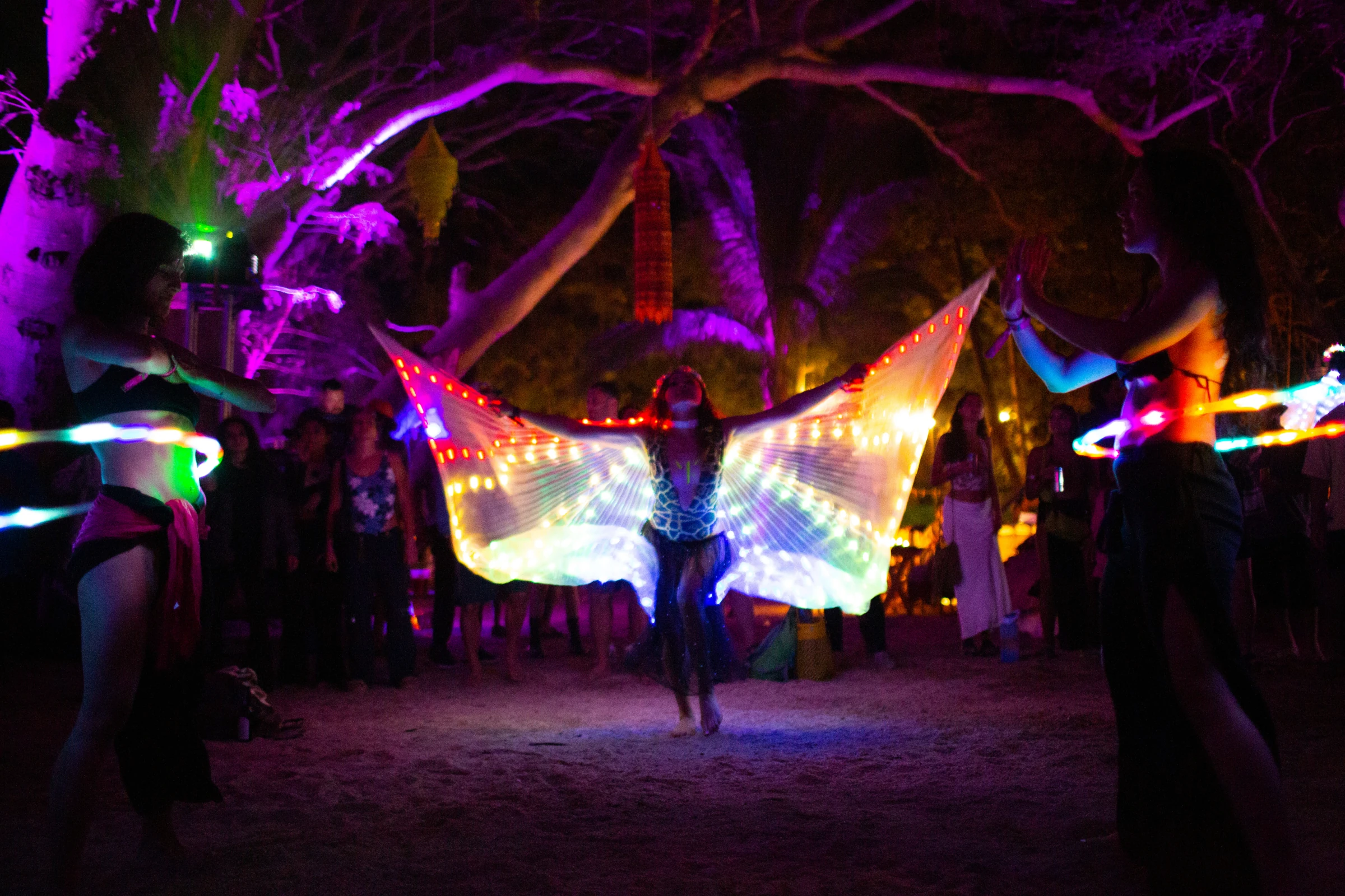 Un escenario iluminado entre los árboles