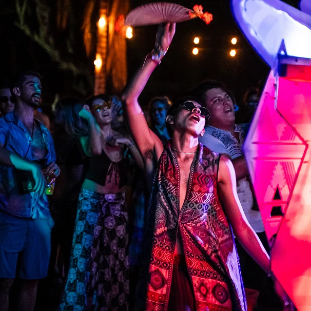 Personas bailando bajo luces de colores