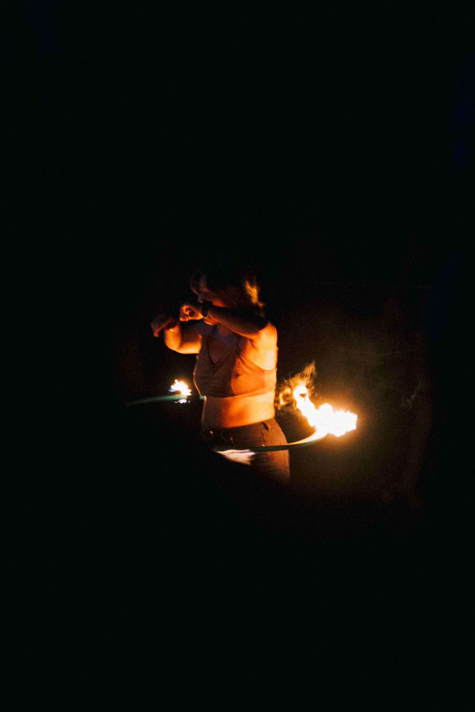 Una presentación con fuego al anochecer