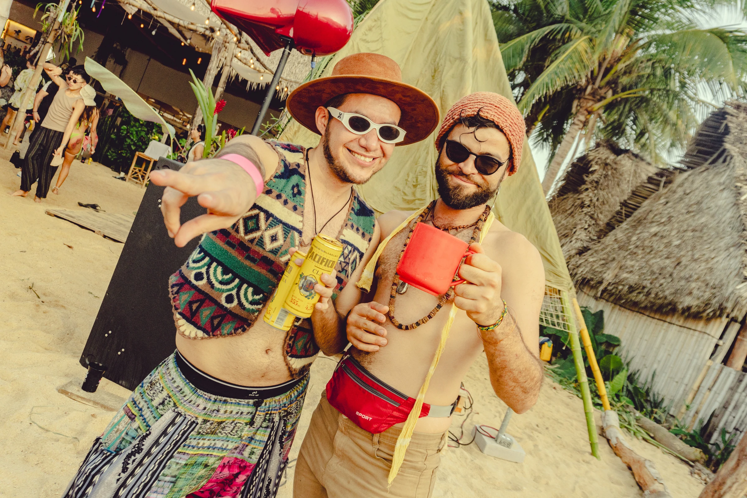 Dos amigos sonriendo en el festival