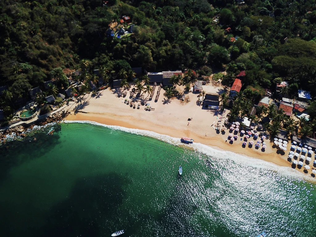 Vista aérea de la playa y la selva