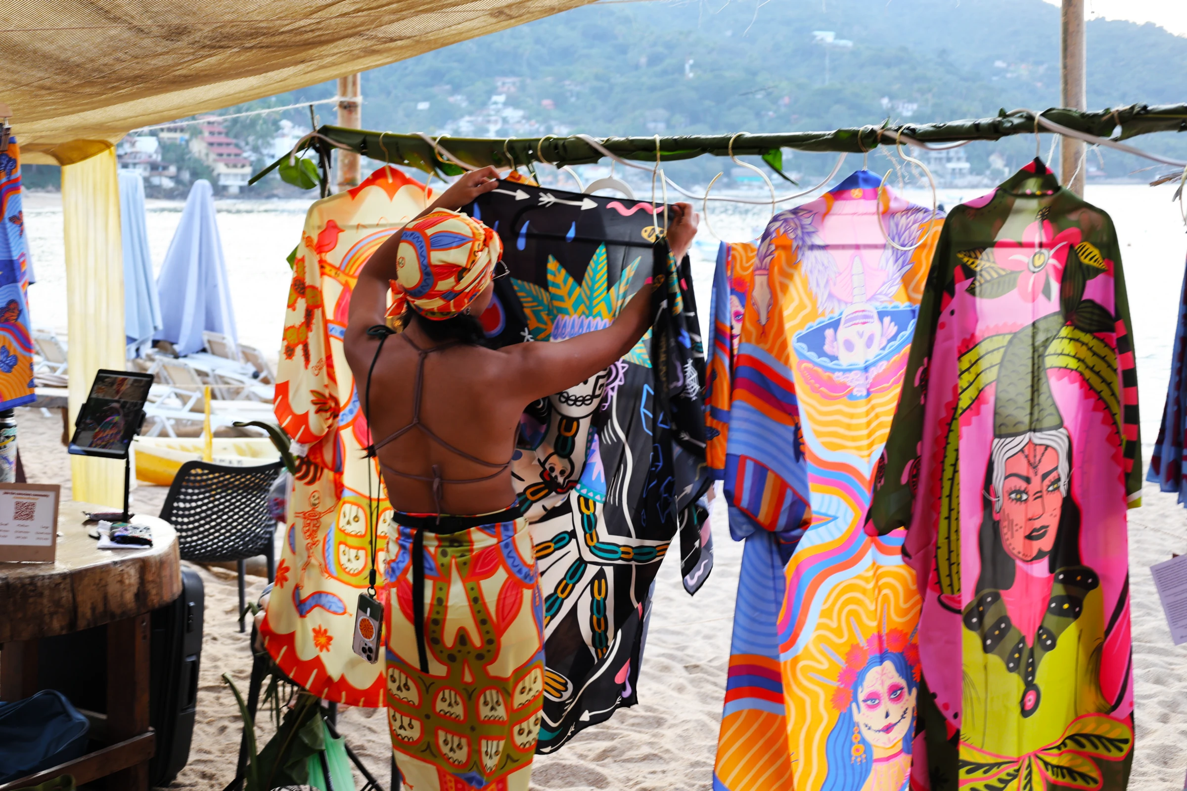 Ropa de colores en un puesto de mercado